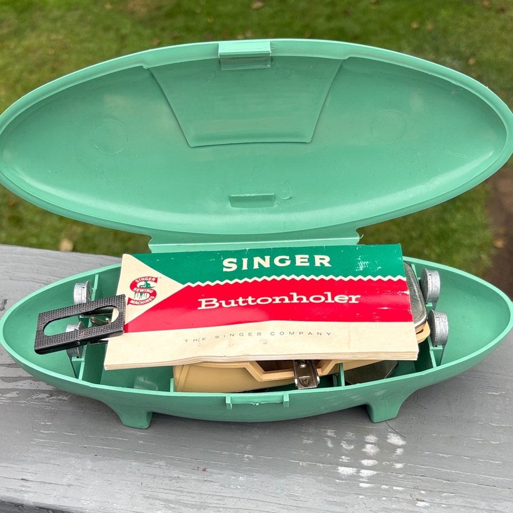 Singer Buttonholer - Picture 3 of 9
